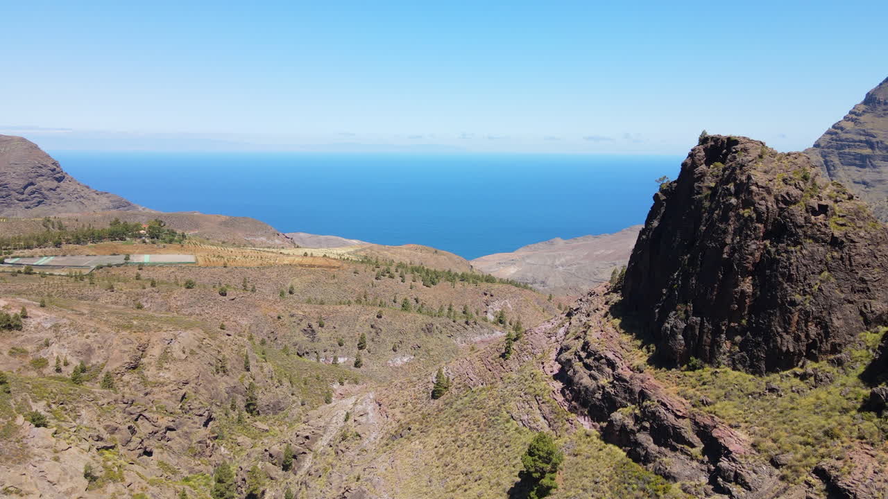 parque natural de tamadaba, tirma: vista aérea pasando cerca de grandes formaciones rocosas en este parque natural en la isla de gran canaria en un día soleado