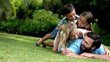 família feliz posando juntos