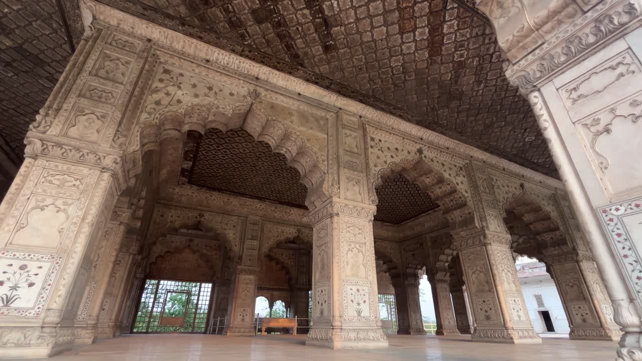 The various palaces inside the Red Fort and their craftsmanship.