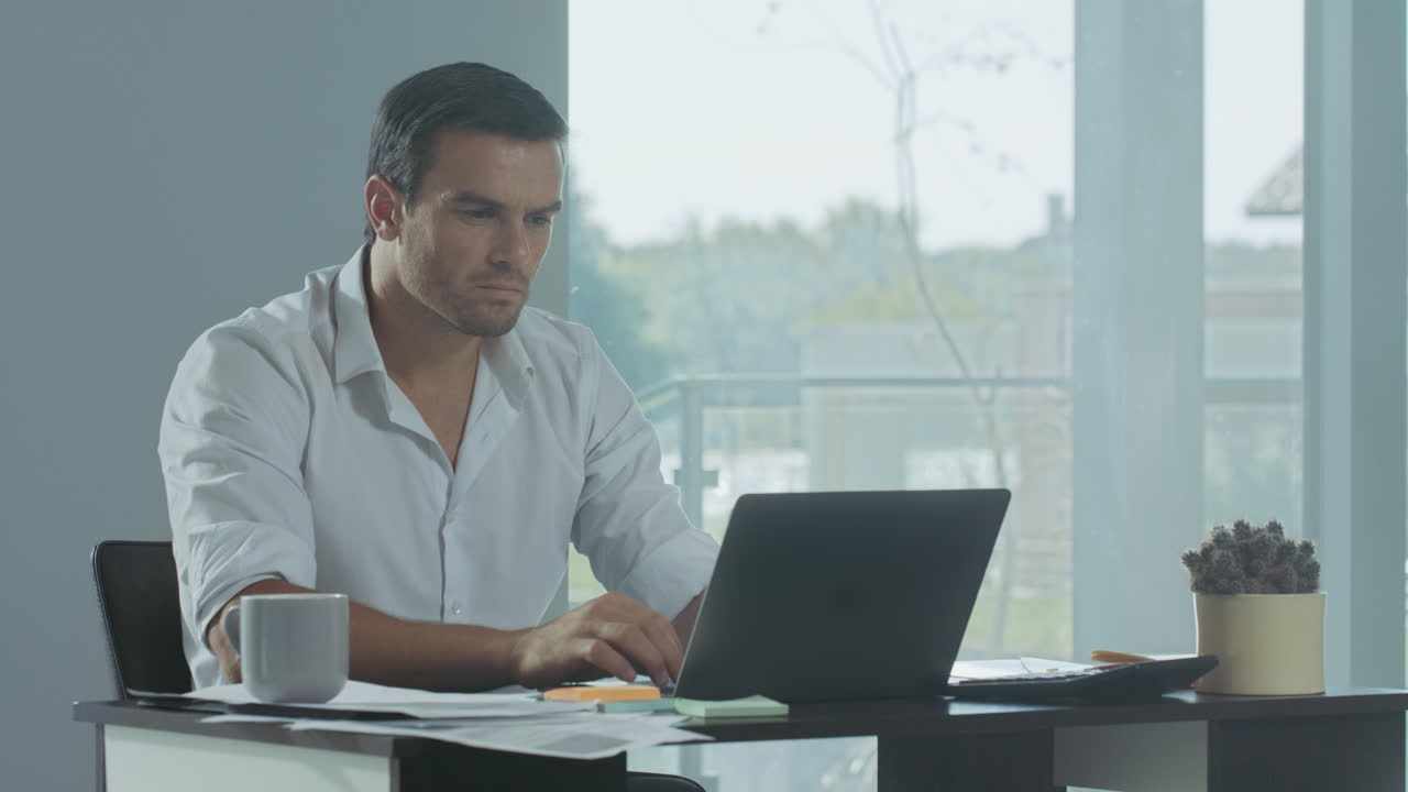 hombre de negocios trabajando en una computadora portátil. hombre concentrado preparando documentos.