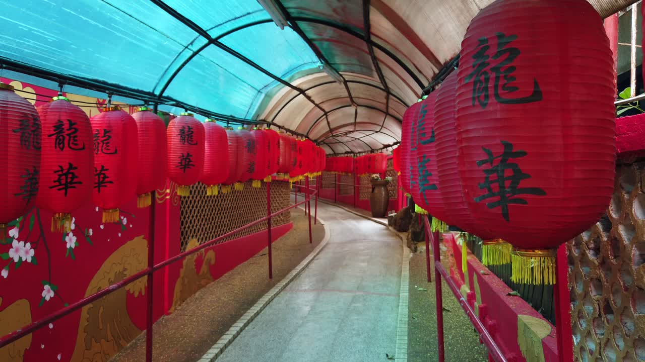 linternas chinas tradicionales con texto en un pasaje de la calle hong kong