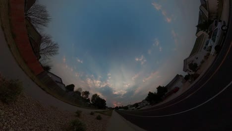 un lapso de tiempo único de un vecindario durante el anochecer a través de una perspectiva de ojo de pez