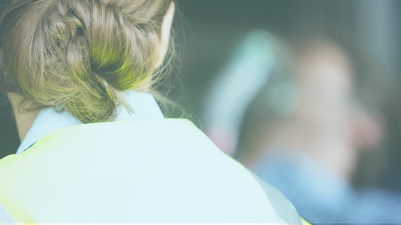 백인 여성 구급대원 의 애니메이션 이 흐릿 한 배경 에