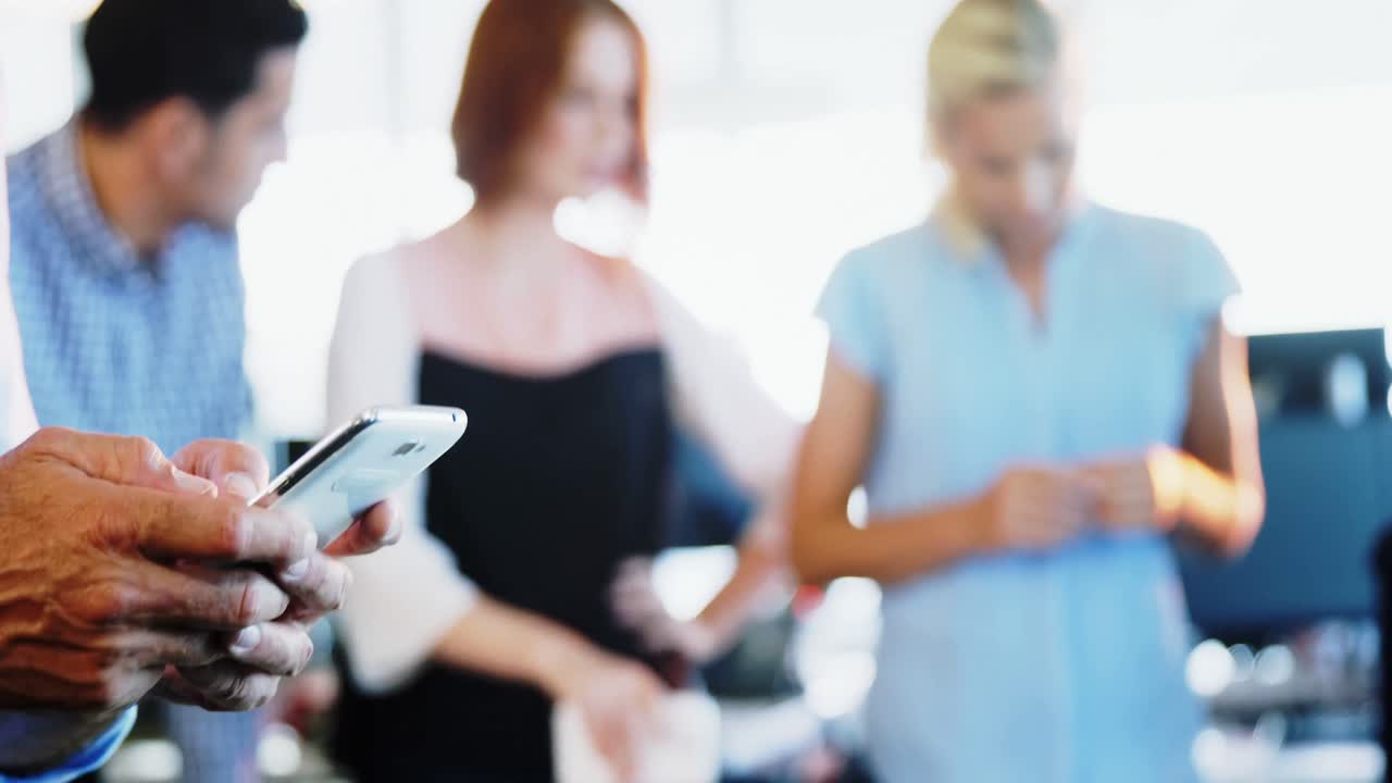 사무실에서  ⁇ 드폰을 사용하는 임원