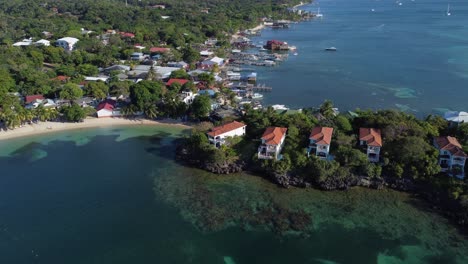 Überführung-Von-Häusern-Am-Wasser-An-Der-Küste-Der-Karibik-In-Roatan,-Honduras