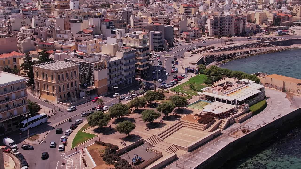 Trafik ve Binalarla Dolu Yoğun Bir Kıyı Şehrinin Hava Çekimi