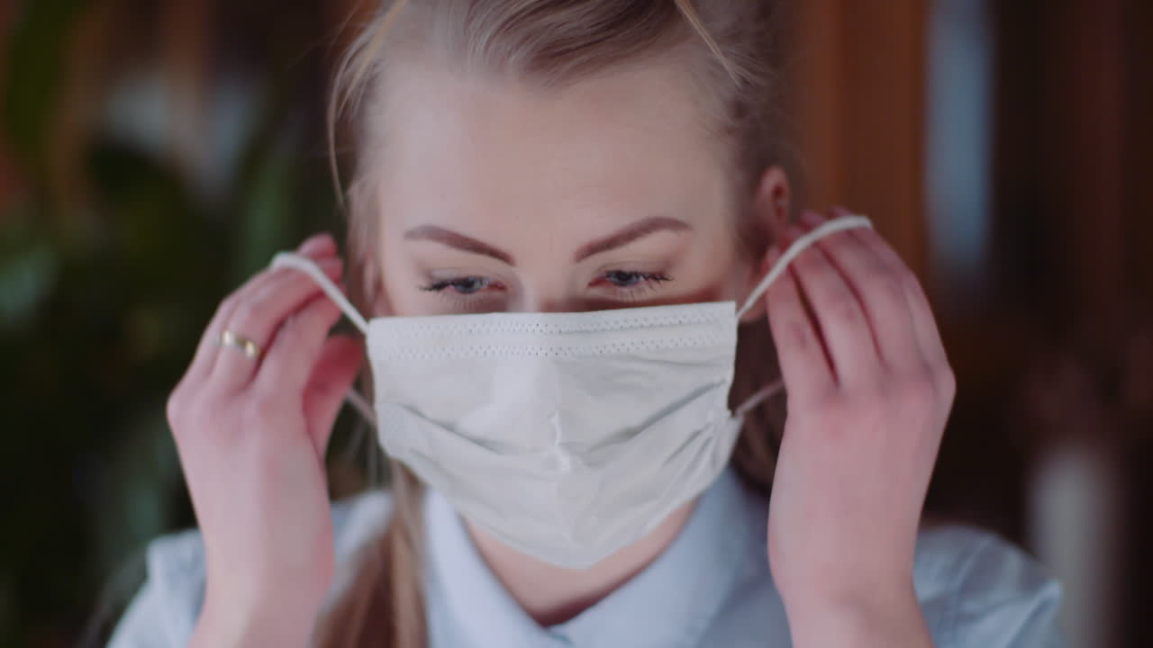 코로나 바이러스 증상이있는 젊은 여성 covid 19 2