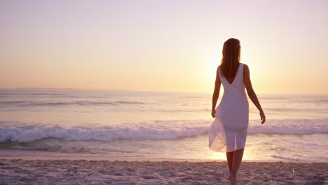 Mujer-Feliz-Libre-Con-Los-Brazos-Extendidos-Disfrutando-De-La-Naturaleza-En-La-Playa-Al-Atardecer-Con-La-Cara-Levantada-Hacia-El-Cielo-En-Cámara-Lenta-Dragón-Rojo