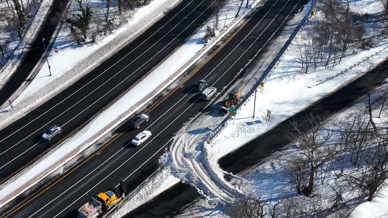 폭설 후 고속도로의 조감도