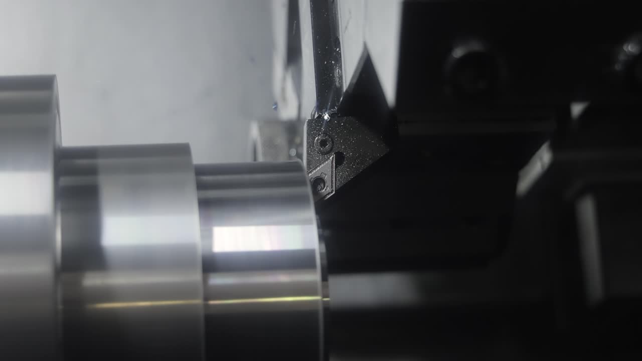 Fresatrice CNC per la lavorazione dei metalli. Taglio della moderna tecnologia di lavorazione del metallo.