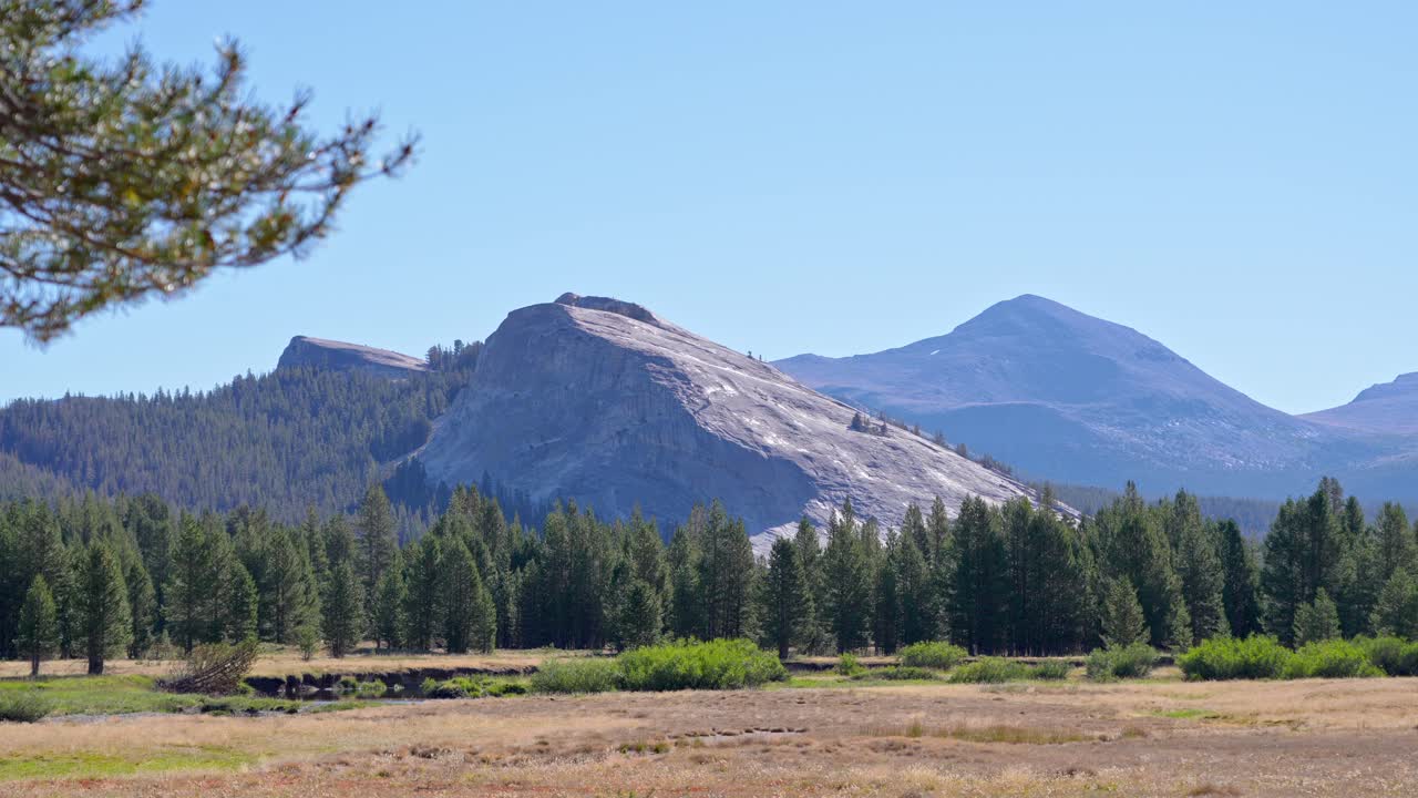 A cinematic 4K slow zoom out reveals Yosemite’s iconic granite domes towering above a forested valley. Perfect nature and travel footage for adventure, geology, tourism or inspirational projects