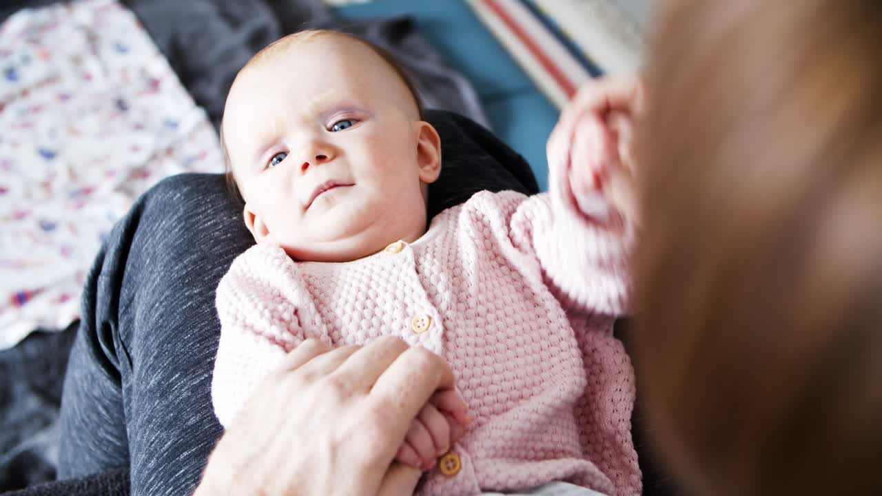 아기 딸의 팔로 놀고 있는 아빠