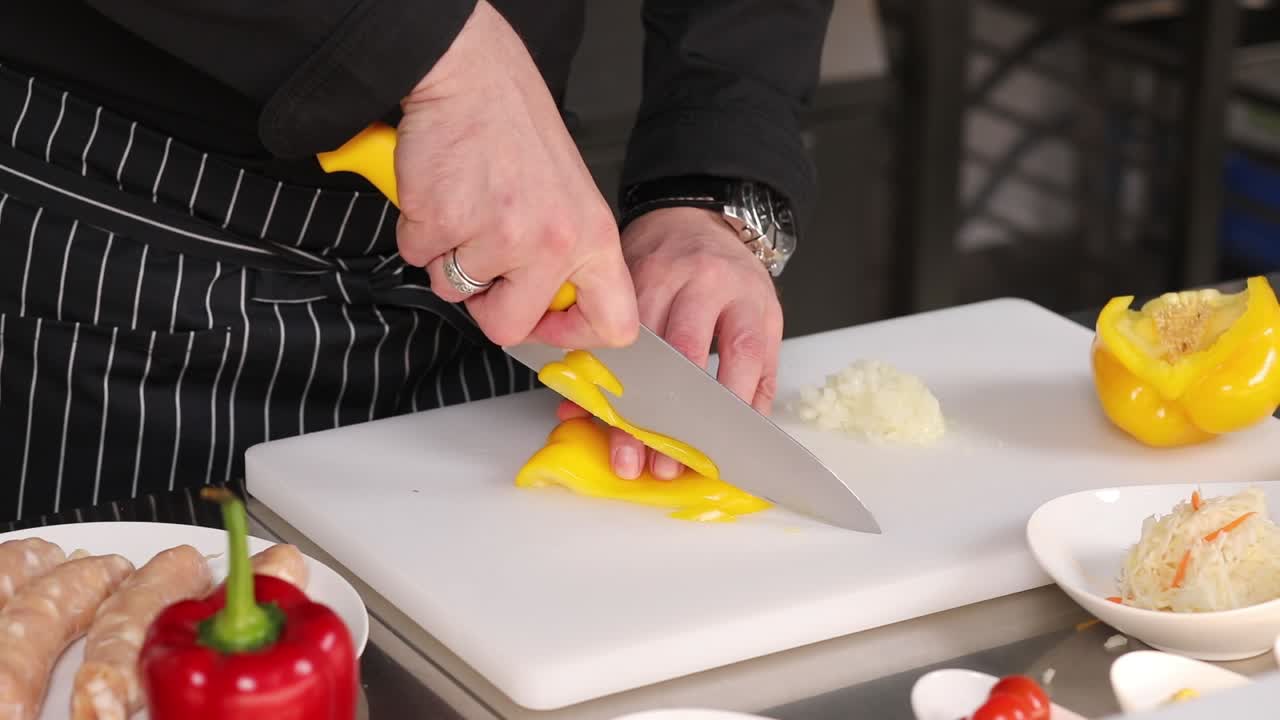 chef cortando verduras para un plato