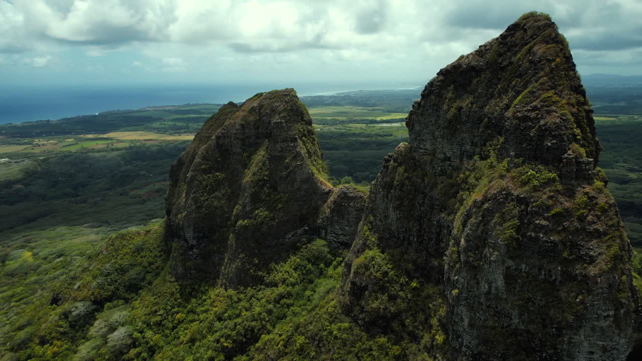 Kauai üzerinde yükselen engebeli volkanik falezlerin drone görüntüsü.