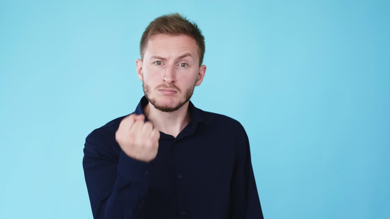 분노한 남자 위협 제스처 분노 주먹 gif 루프