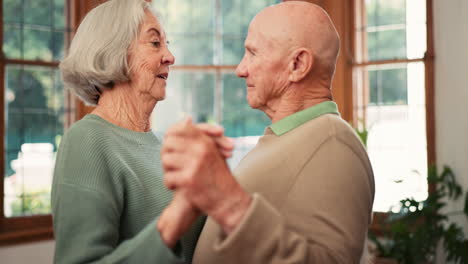 amor, pareja de mayores y bailar a la música en casa