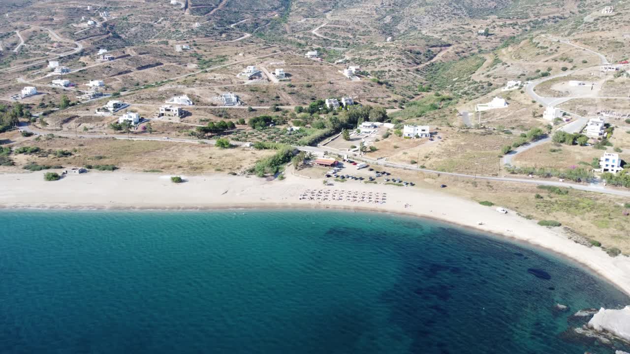 verano en el mar egeo | imágenes aéreas de una playa dorada y el tranquilo mar azul profundo en grecia | 4k