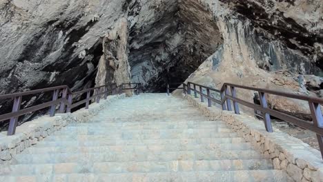 escaleras de las cuevas de arta