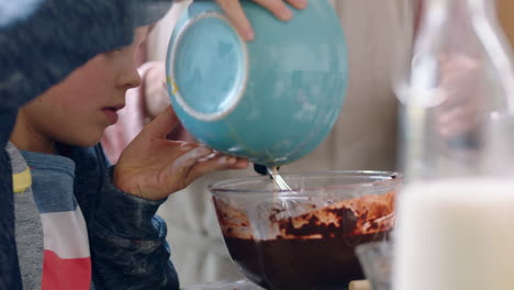 Un-Niño-Feliz-Ayudando-A-Su-Madre-A-Hornear-En-La-Cocina-Mezclando-Ingredientes-Horneando-Pastelitos-De-Chocolate-Preparando-La-Receta-En-Casa