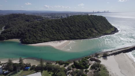 tallebudgera creek y burleigh headland national park en verano - atracción turística en queensland, australia