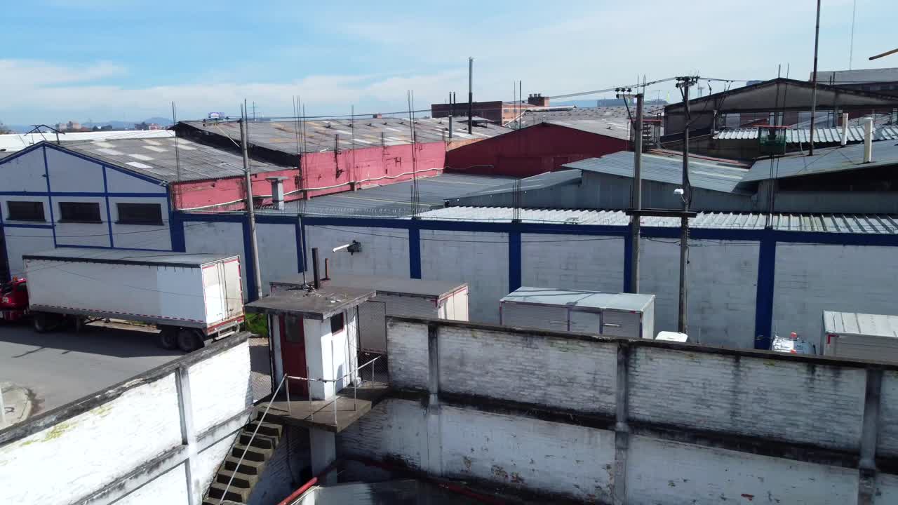 se embarca en un viaje a través del tiempo y la negligencia, revelando la belleza inquietante de una fábrica de licores abandonada