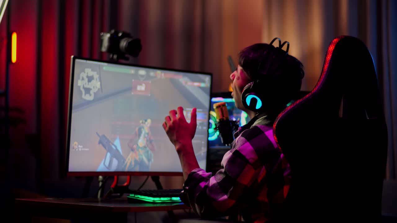 아시안 소년 스트리머의 뒷면은 실망감을 느끼고 개인 컴퓨터에서 게임을 실패합니다. 라이브 스트리밍 비디오 게임, rgb led 스트립 라이트에 의해 조명 된 책상