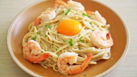 Salsa-De-Crema-Blanca-De-Espagueti-Casera-Con-Gambas-Y-Yema-De-Huevo