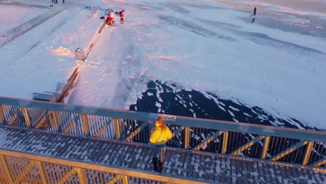 Junge-Frauen,-Die-Wintersonnenuntergang-Genießen