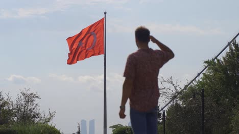 Joven-De-Pie-Y-Saludando-La-Bandera-Turca.