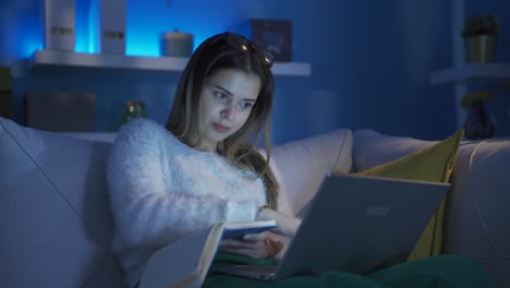 Mujer-Joven-Estudiante-Universitaria-Estudiando-En-Casa-Por-La-Noche.