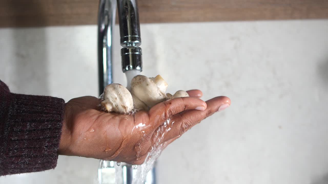 lavado de setas bajo agua del grifo