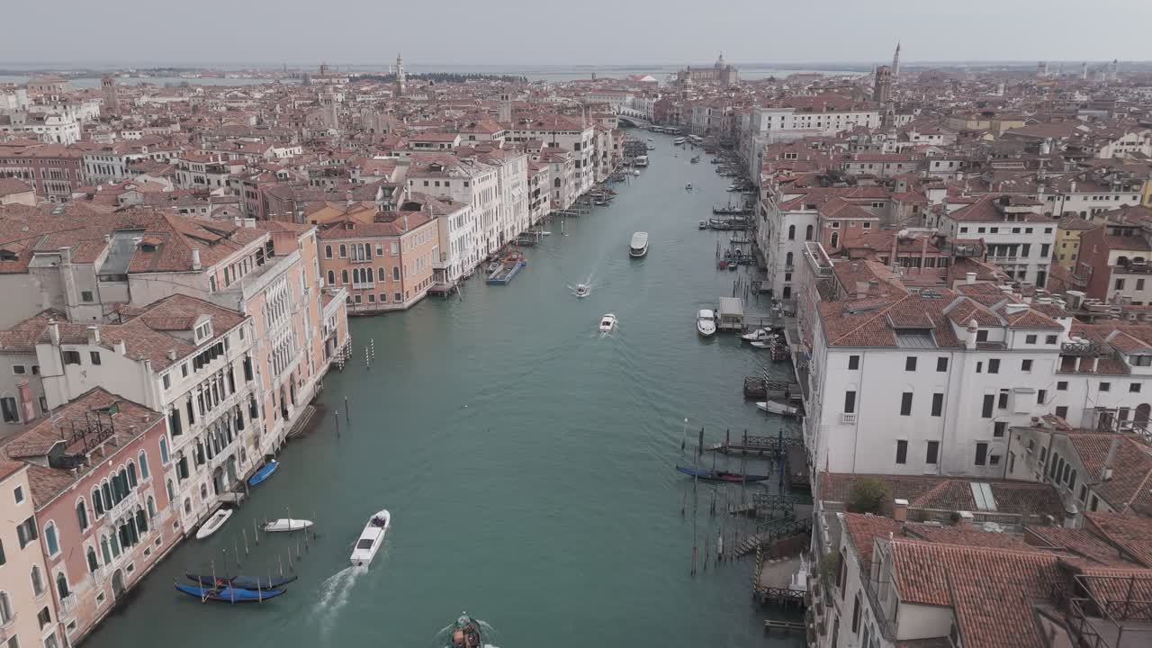 Cinematic drone footage of Rialto Bridge and Grand Canal in Venice.