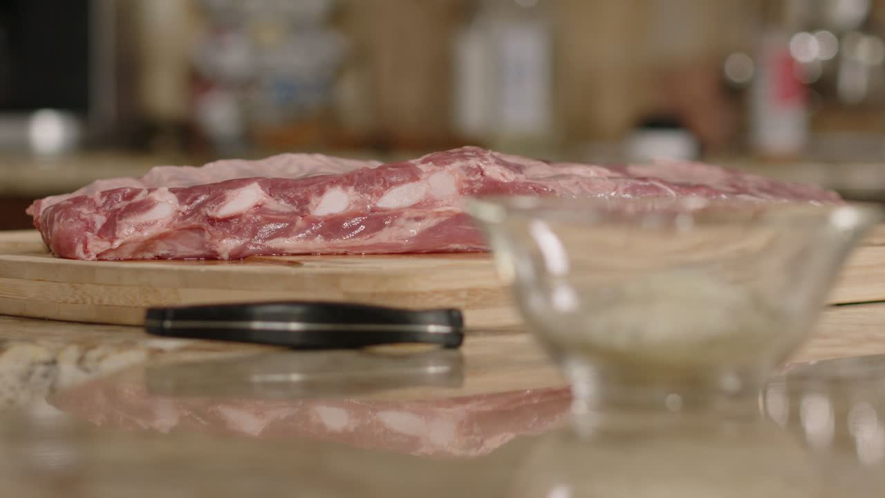 원시 바비크 돼지고기 갈비 ⁇ 에서 양념 소금과 향신료의 그 ⁇ 에 초점을 맞추십시오