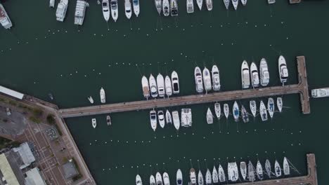 4k-30fps-Drohnenansicht-Des-Jachthafens-Mit-Luxusyachten,-Die-An-Einer-Pontonbrücke-Festgemacht-Sind