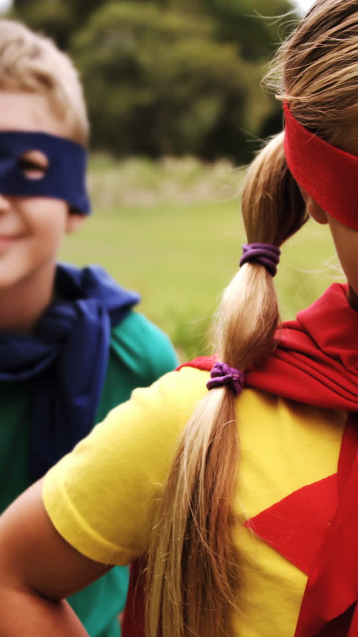 un grupo de niños fingiendo ser un superhéroe