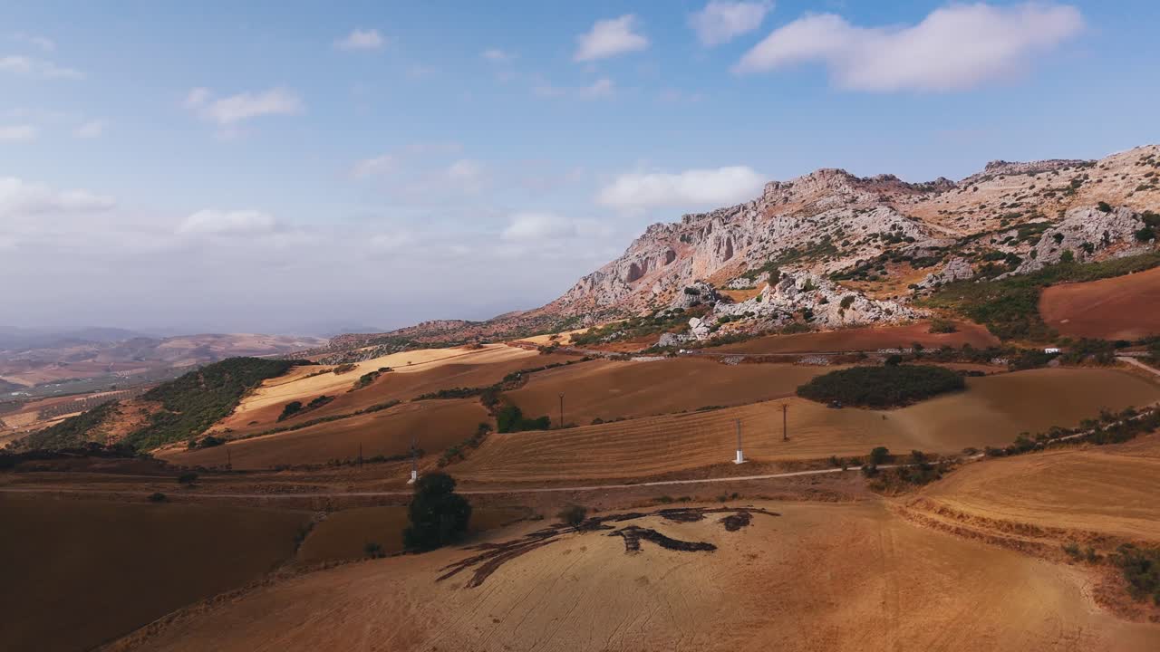 Vista drone di una valle agricola sotto montagne rocciose