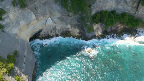 powerful waves crashing on diamond beach, nusa penida – scenic tropical coastline