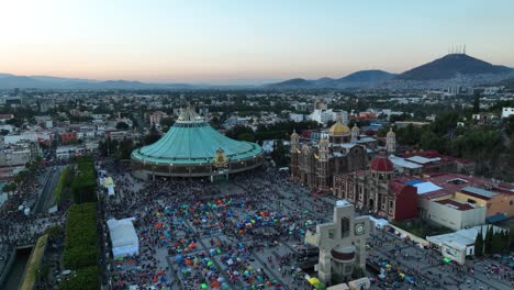 Vista-Aérea-Alrededor-De-Los-Peregrinos-De-Nuestra-Señora-De-Guadalupe-Que-Pasan-Un-Día-Completo-En-El-Santuario,-Patrona-De-Las-Américas,-México