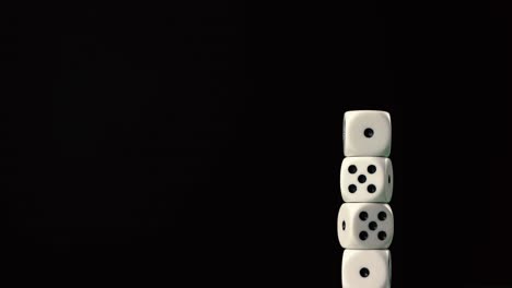 apilamiento de dados en otros dados sobre fondo negro, limpio