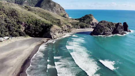 Imágenes-De-Drones-De-La-Playa-De-Piha-En-Auckland,-Nueva-Zelanda