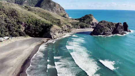 imágenes de drones de la playa de piha en auckland, nueva zelanda