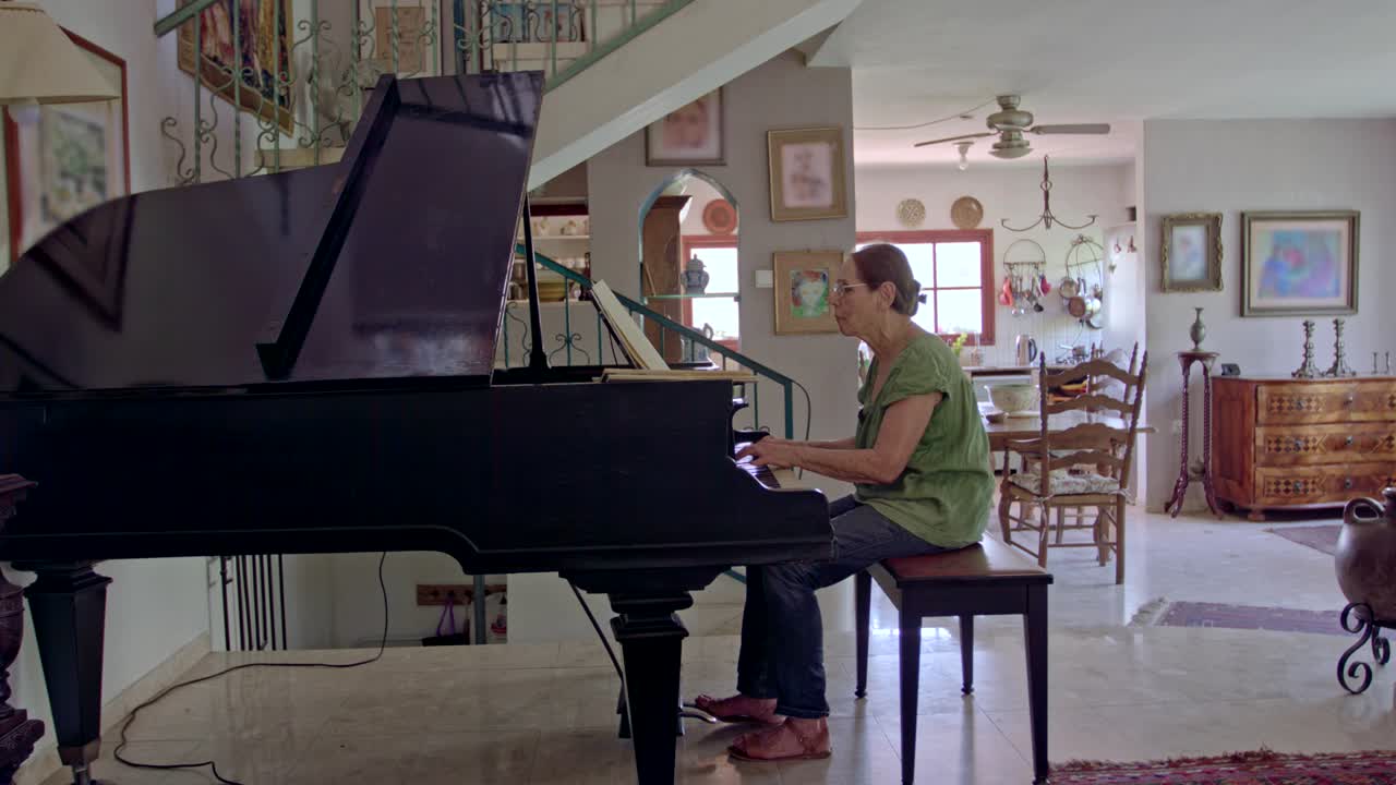 anciana tocando un piano de cola en su casa