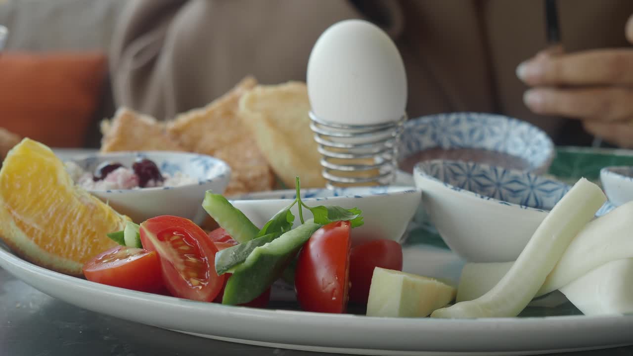 おいしい朝食のプレートを食べる人のクローズアップ。