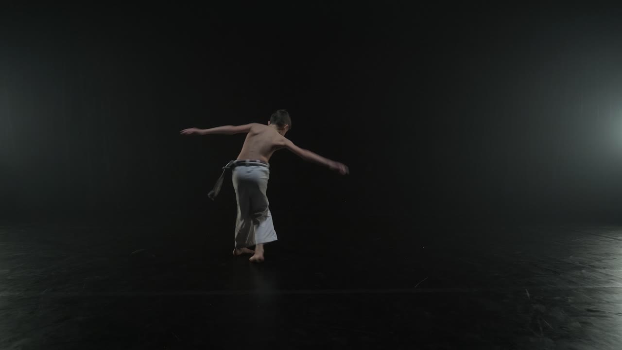 luchadores de capoeira realizando movimientos dinámicos en el escenario. artes marciales, danza y acrobacias en acción. atletas de pecho desnudo mostrando fuerza, flexibilidad y técnica bajo los reflectores