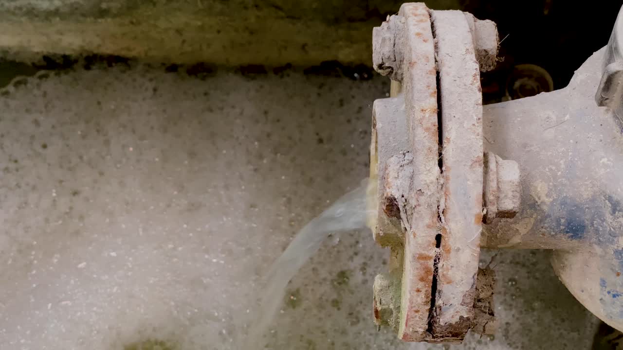 파이프에서 흘러나오는 더러운 물