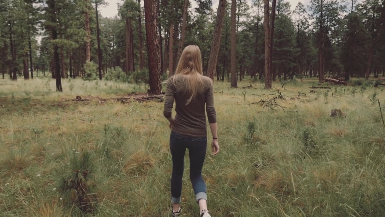 Jeune femme se promenant dans une forêt paisible