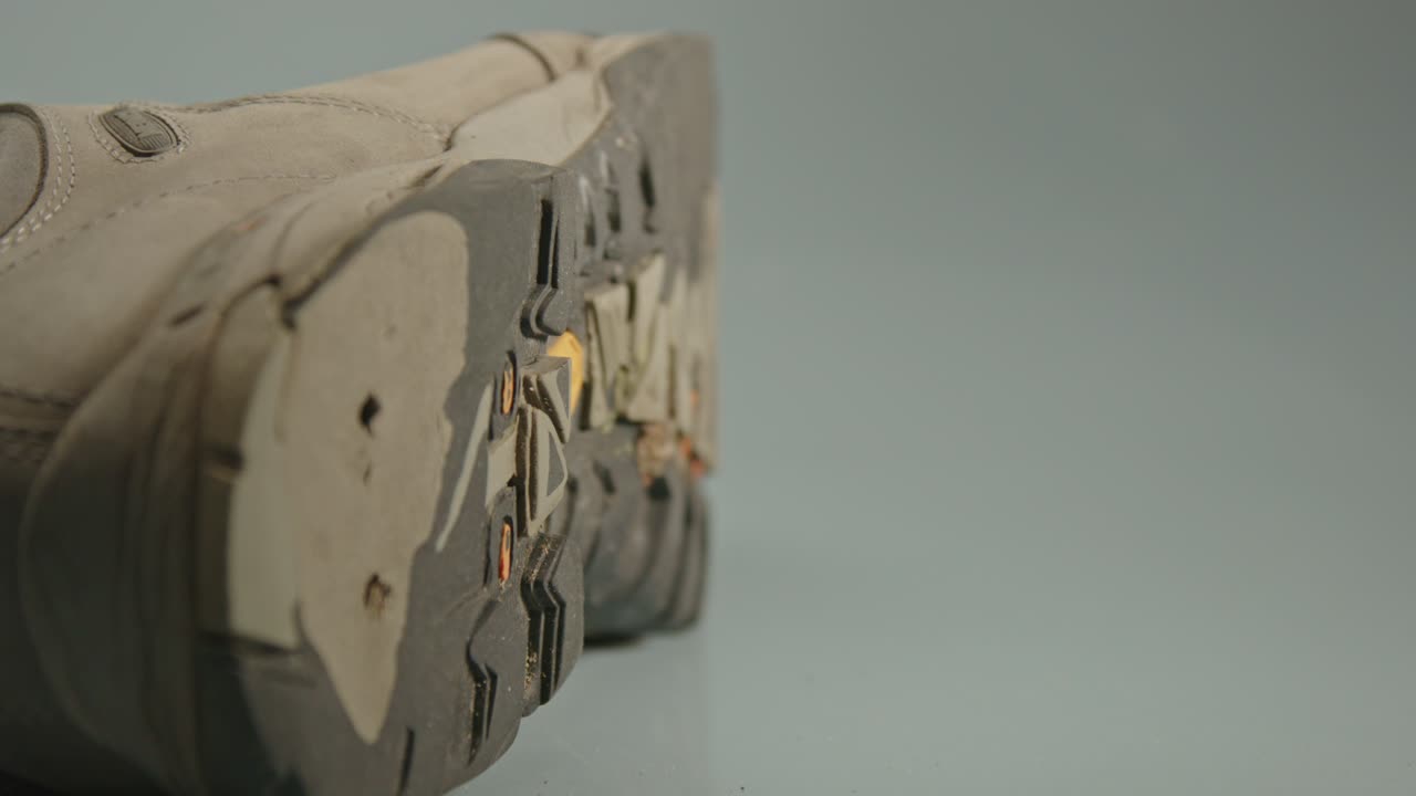 하이킹 부츠의 심하게 손상된 신발 발바닥의 돌리