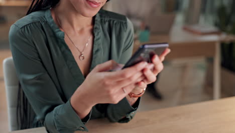 escribiendo en el teléfono, feliz y mujer de negocios leyendo