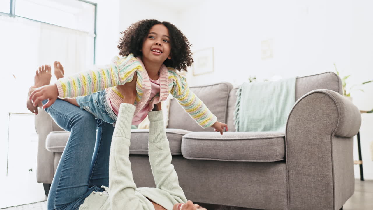 juego de avión, madre e hija en el suelo