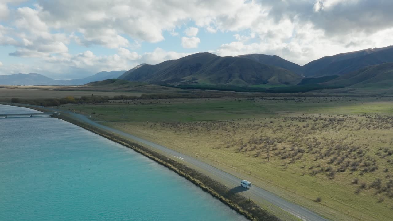 뉴질랜드 남섬 아오테아로아의 매켄지 지구에 있는 반지의 제왕에서 허구적인 펠레노르  ⁇ 을 여행하는 캠퍼밴의 풍경적인 공중 전망